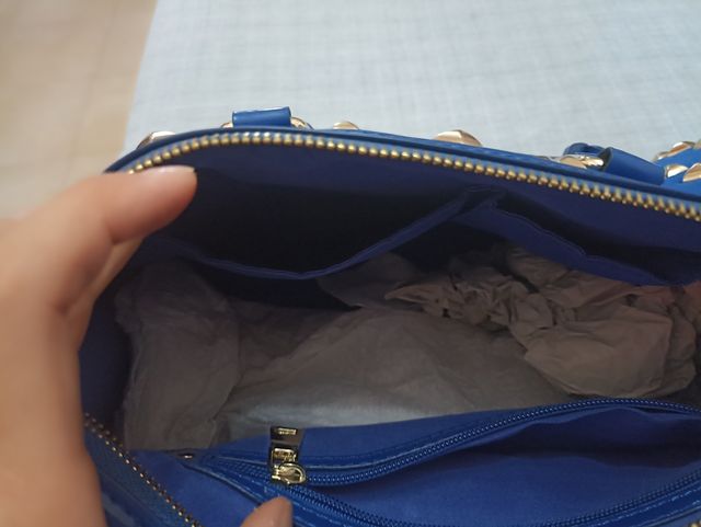 Borsa bauletto blu con borchie dorate