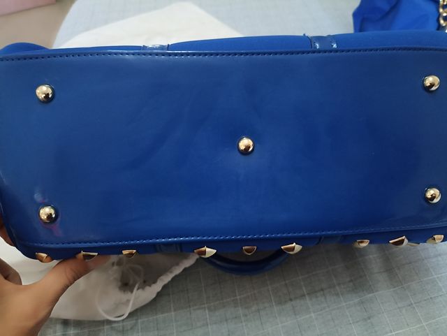 Borsa bauletto blu con borchie dorate