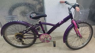 Bicicleta niña morada con marchas