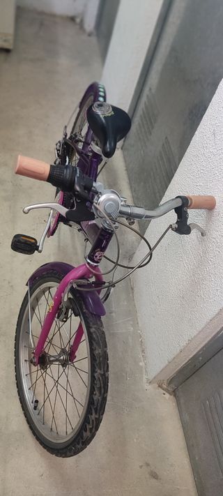 Bicicleta niña morada con marchas