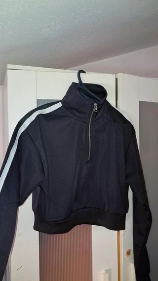 Felpa nera corta con zip