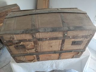 Baúl antiguo de tela, metal y madera