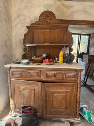 Mueble antiguo restaurado con polilla