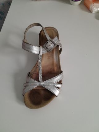 Sandalias plateadas con hebilla