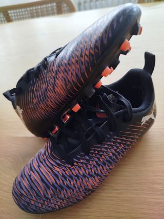 Botas fútbol Puma niño talla 31,regalo espinillera