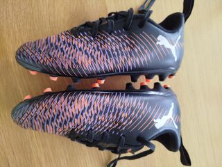 Botas fútbol Puma niño talla 31,regalo espinillera