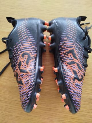 Botas fútbol Puma niño talla 31,regalo espinillera