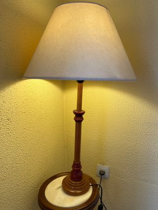 Lámpara de mesa de madera y tela