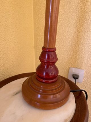 Lámpara de mesa de madera y tela