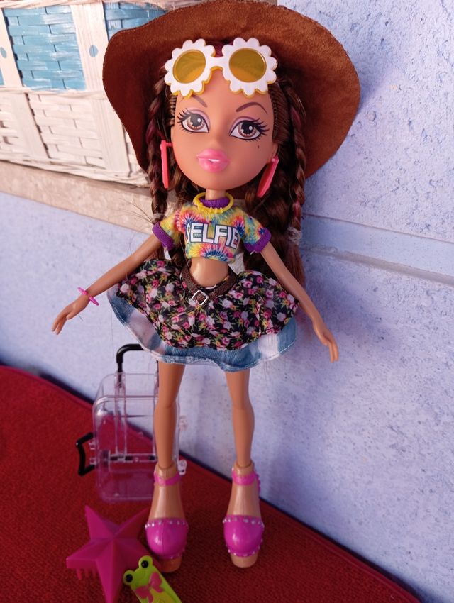 Muñeca Bratz con sombrero y gafas