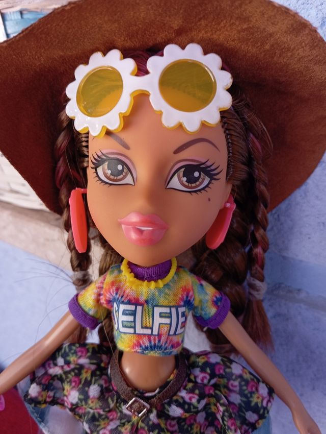 Muñeca Bratz con sombrero y gafas