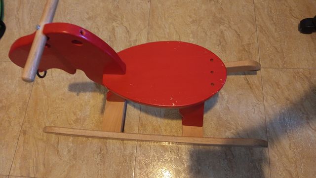 Caballo balancín rojo para bebés
