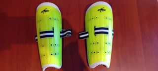 Espinilleras de fútbol Atomic color amarillo