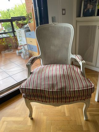 Butaca clásica de tela y madera, asiento de plumas