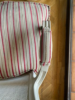 Butaca clásica de tela y madera, asiento de plumas
