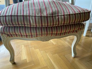 Butaca clásica de tela y madera, asiento de plumas