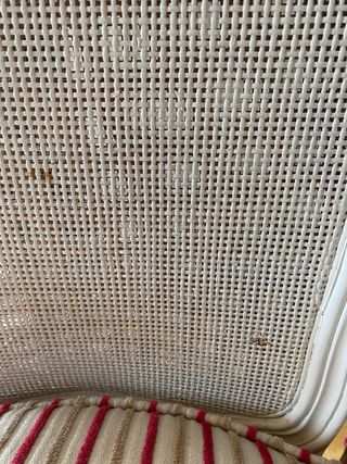 Butaca clásica de tela y madera, asiento de plumas