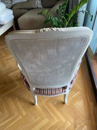 Butaca clásica de tela y madera, asiento de plumas