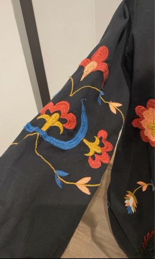 Vestido preto com bordados estilo hippie chic