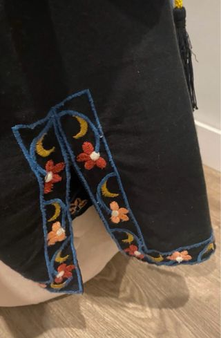 Vestido preto com bordados estilo hippie chic