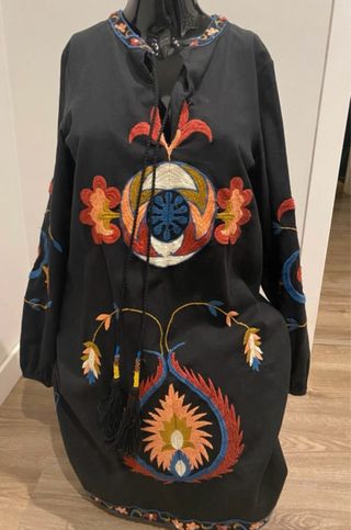 Vestido preto com bordados estilo hippie chic