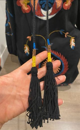 Vestido preto com bordados estilo hippie chic