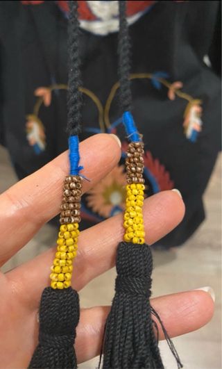 Vestido preto com bordados estilo hippie chic