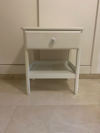 Mesita de noche blanca con cajón