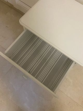 Mesita de noche blanca con cajón