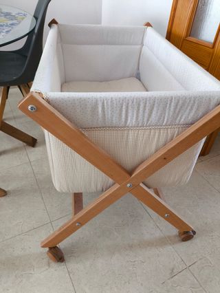Minicuna de madera con ruedas