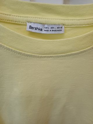 Camiseta Bershka amarilla con volantes