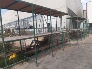 Estantería metálica y de madera