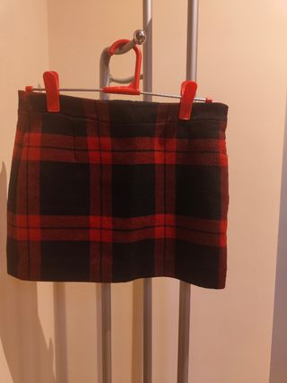 Falda de cuadros roja y negra