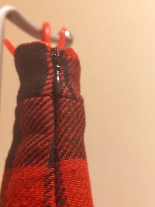 Falda de cuadros roja y negra