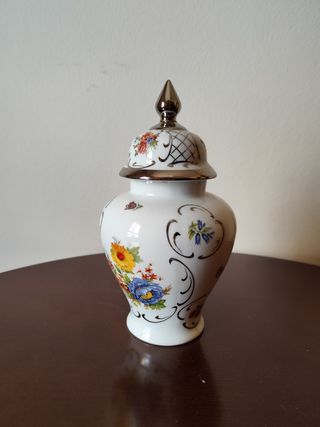 Jarrón de porcelana con tapa y flores