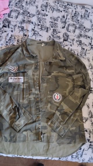 Camisa militar verde con parches