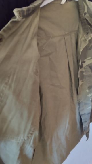 Camisa militar verde con parches