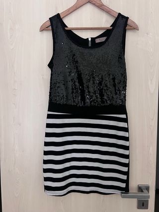 Vestido Curto Preto e Branco com Lantejoulas