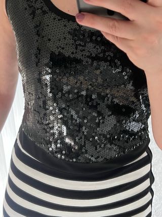 Vestido Curto Preto e Branco com Lantejoulas