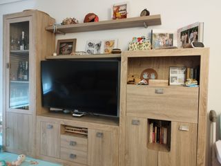 Mueble de salón de madera y cristal