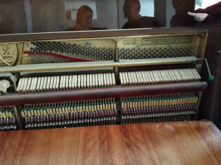 Piano de madera Petrof