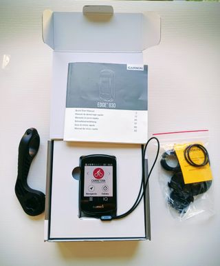 Ciclocomputador Garmin Edge 830 GPS con su soporte