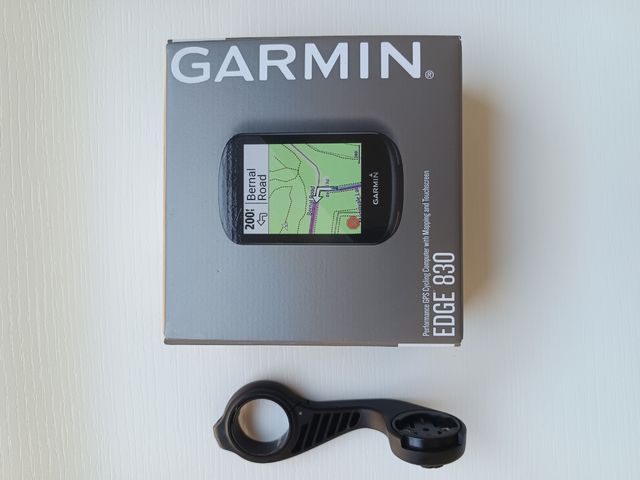 Ciclocomputador Garmin Edge 830 GPS con su soporte