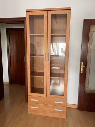 Mueble vitrina madera 2 puertas.