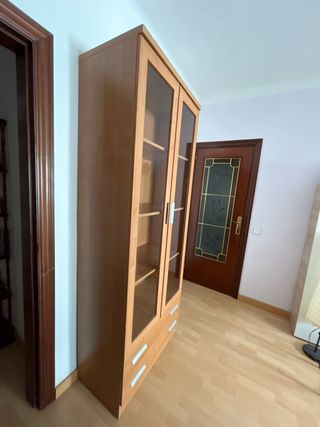 Mueble vitrina madera 2 puertas.