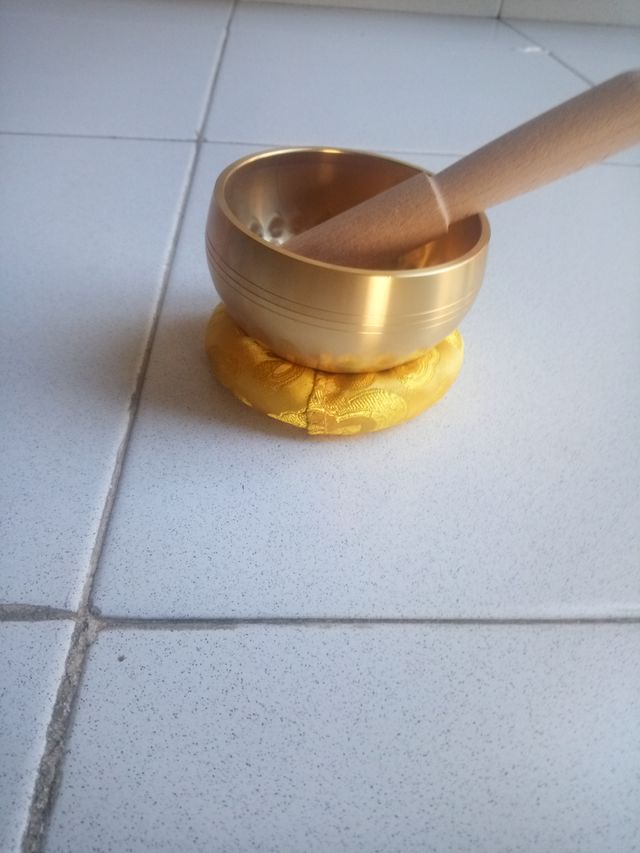 Cuenco tibetano dorado con maza y almohadilla