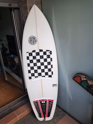 Tabla de surf con poco uso.
