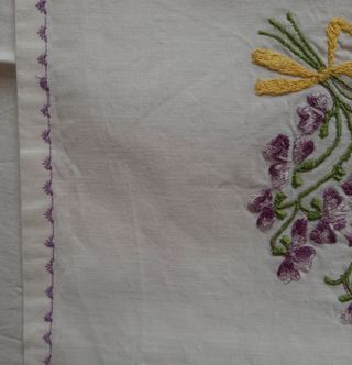 Tovaglia con tovagliolo ricamato