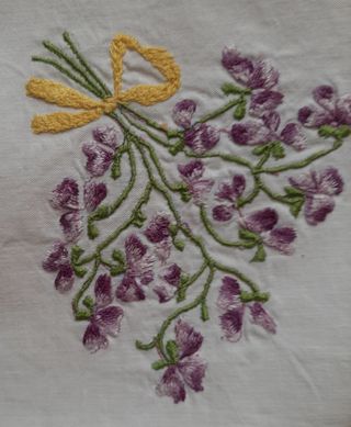 Tovaglia con tovagliolo ricamato