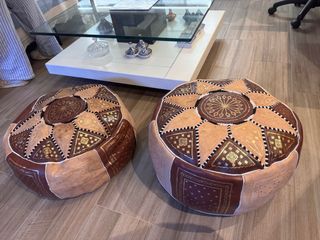 Pufs marroquíes de cuero artesanal
